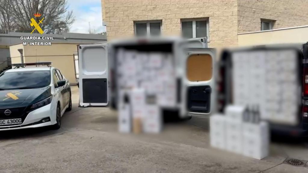 Imagen de las furgonetas con gran parte del material sustraído a una bodega burgalesa