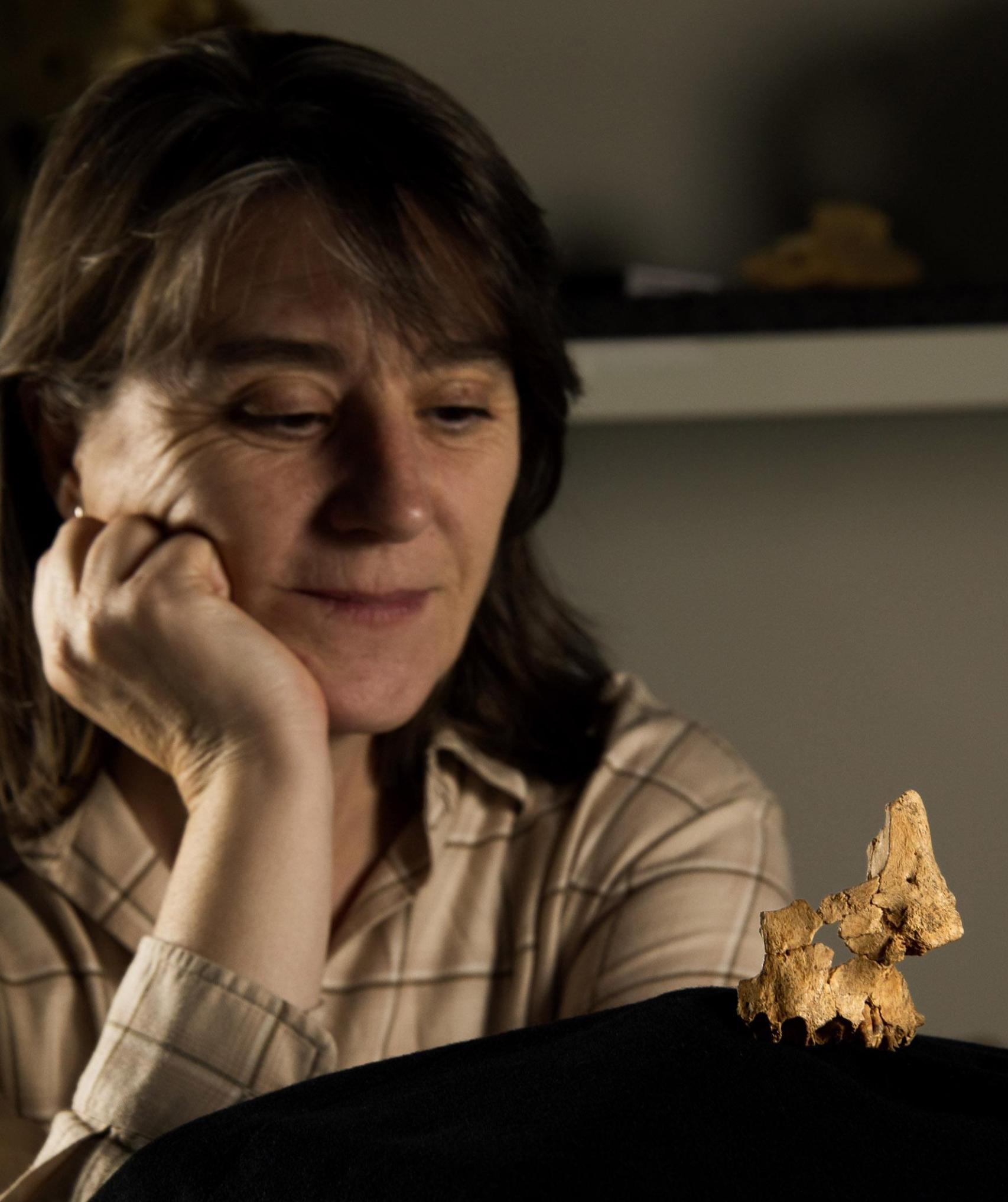 Rosa Huguet con el fósil de Pink.