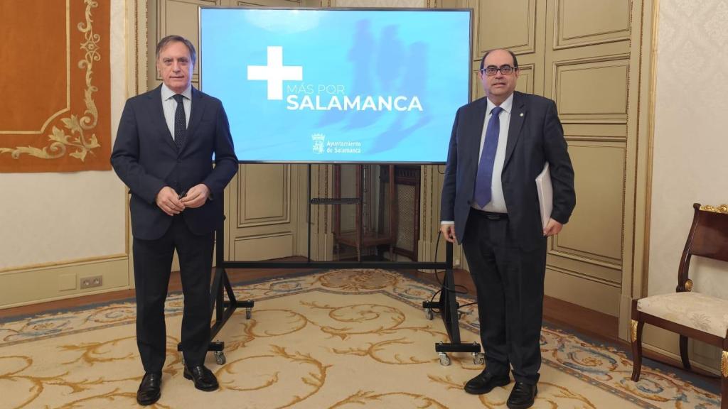 El alcalde de Salamanca, Carlos García Carbayo, y el concejal de Hacienda, Fernando Rodríguez, informan de las nuevas inversiones en la ciudad