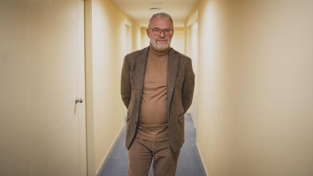 El doctor Antoni Gual en su gabinete psiquiátrico, en Barcelona.