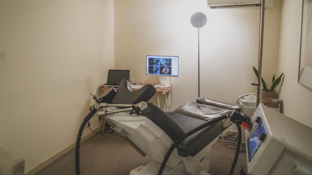 Detalle de la sala en la que se practica la estimulación magnética transcraneal.