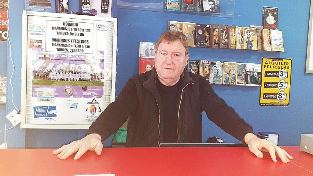 Miguel en su histórico negocio de Valladolid