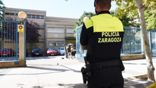 Un Policía Local de Zaragoza, de servicio en la ciudad.