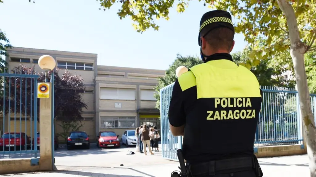 Un Policía Local de Zaragoza, de servicio en la ciudad.