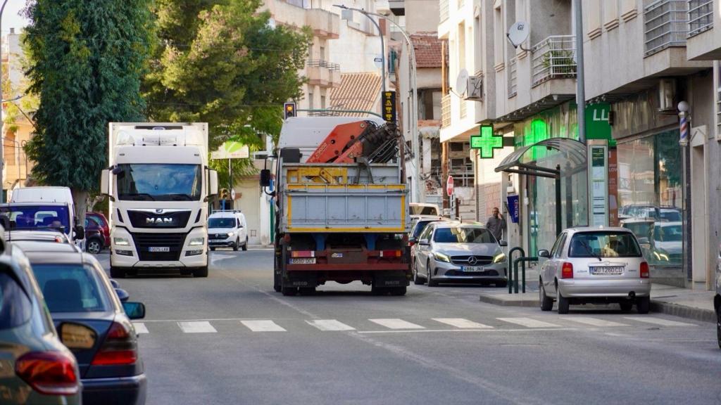 Camiones circulan por la RM-414, la carretera que conecta Abanilla con el núcleo urbano de Santomera.