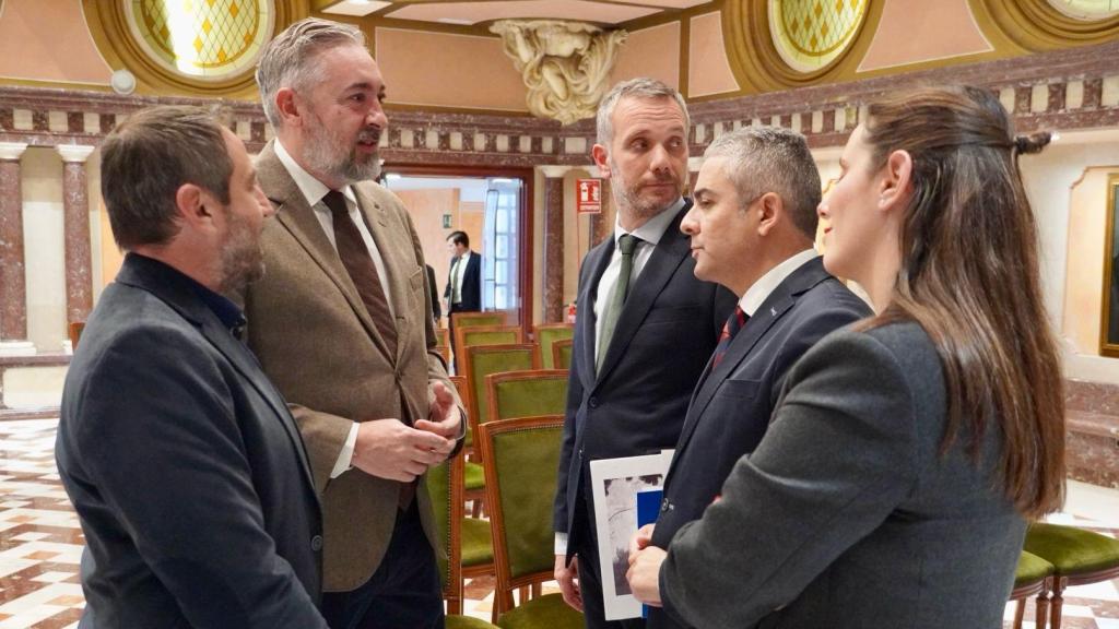 El alcalde, Víctor Martínez (segundo izquierda), este martes, en la Asamblea Regional con diputados del PP.