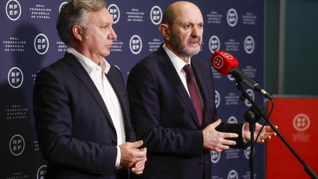 Rafael Louzán, acompañado de Medina Cantalejo, habla con la prensa