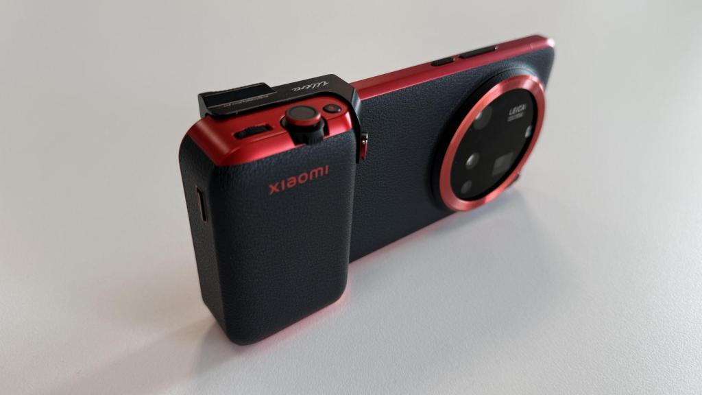 Xiaomi 15 Ultra con el kit fotográfico.