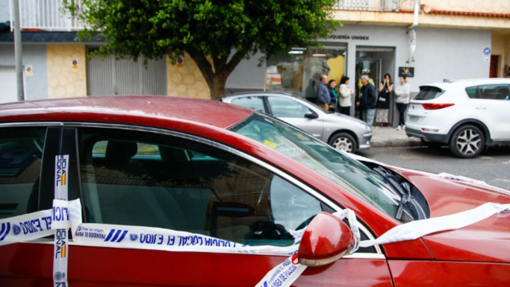 Un cordón policial en la calle Francisco Ayala de El Ejido donde se produjo el tiroteo la madrugada del viernes 7 de marzo.