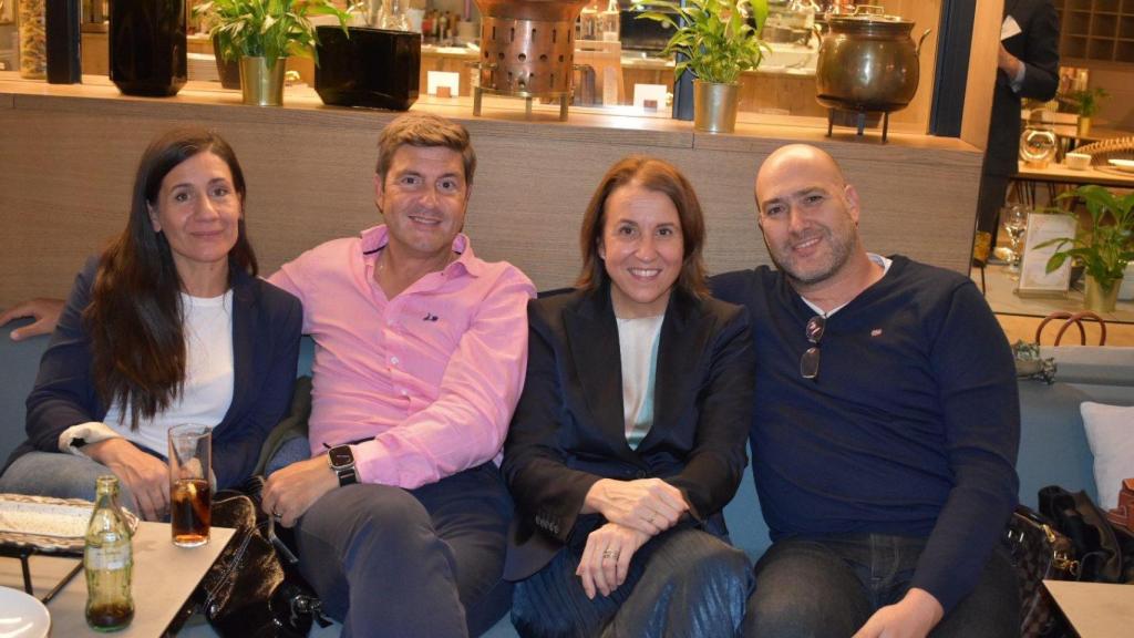 Mark Kavelaars y Verónica Trapa (ambos en el centro de la imagen), junto a otros miembros de Swanlaab.