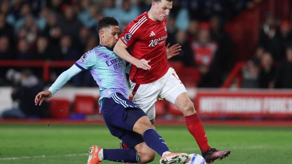 William Saliba realiza una entrada a Chris Wood.