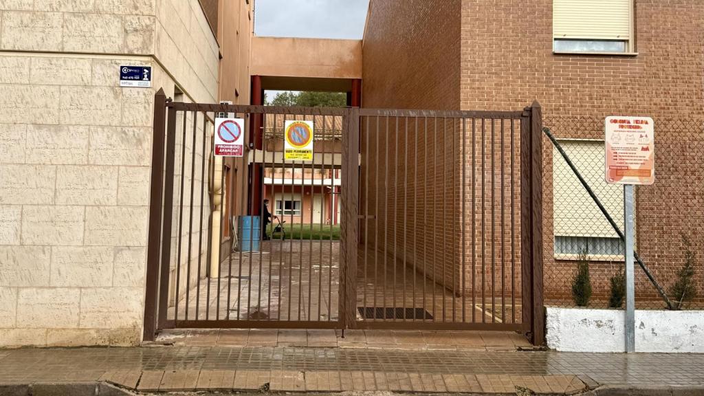 Durante los peores momentos de la pandemia, algunos familiares podían ver a los residentes de la Fundación Elder a través de esta verja.