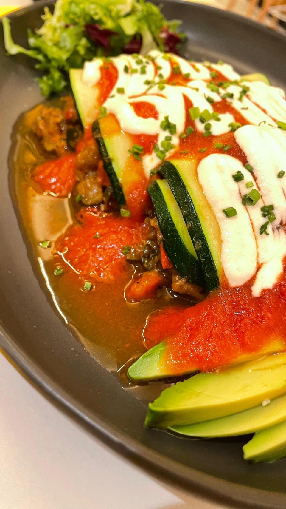 Canelón de calabacín relleno de pisto de verduras.