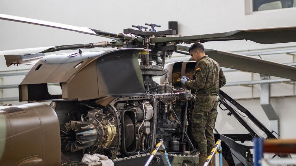 Miembros de la Unidad de Mantenimiento del Batallón de Helicópteros de Ataque revisan un Tigre, en Almagro (Ciudad Real).