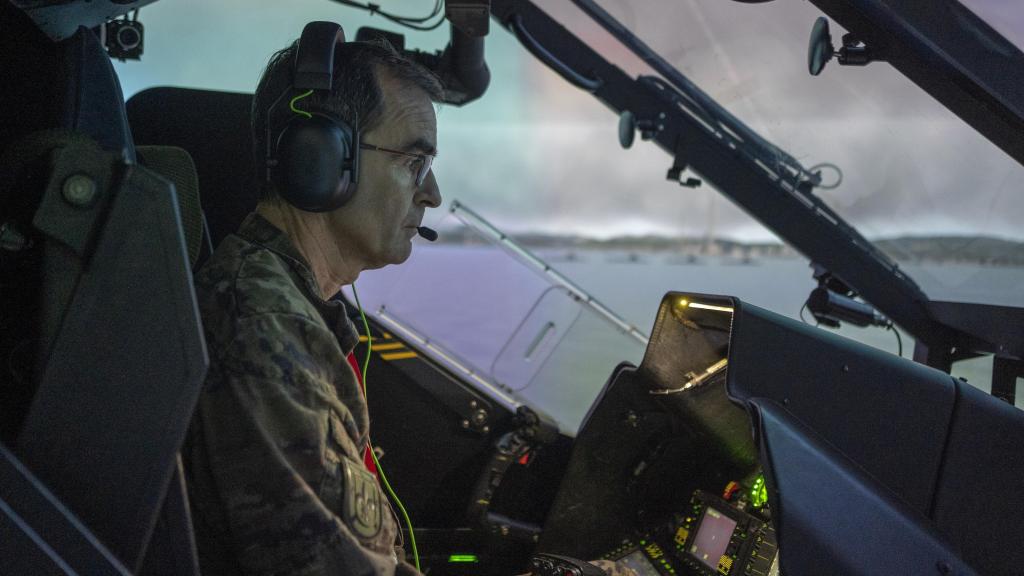 Un piloto del BHELA-I en interior de la cabina del simulador de vuelo.