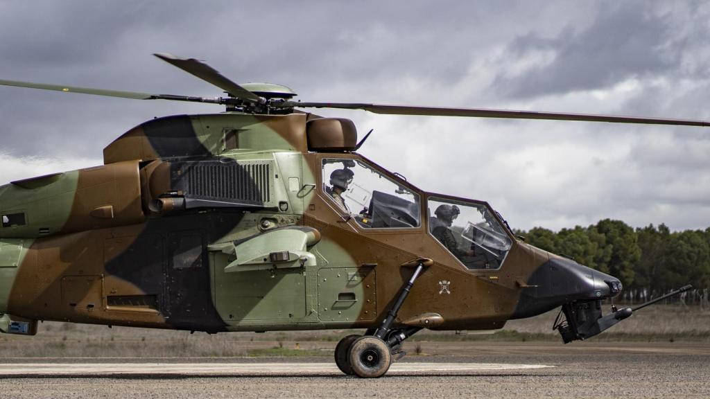 Detalle de la cabina del Tigre con configuración en tándem, donde se puede apreciar los puestos del piloto (derecha) y del tirador (izquierda).