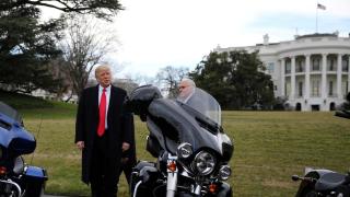 Donald Trump, con Mike Pence en 2017, ante varias Harley en el jardín de la Casa Blanca.