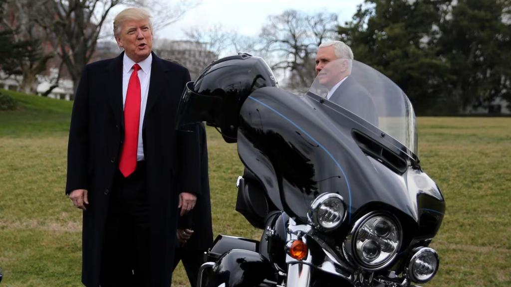 Donald Trump frente a la Casa Blanca.