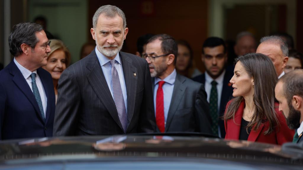 Los reyes Felipe VI y Letizia, tras participar en la reunión que han mantenido con colectivos empresariales por la dana, en la sede de la patronal valenciana. Efe / Ana Escobar
