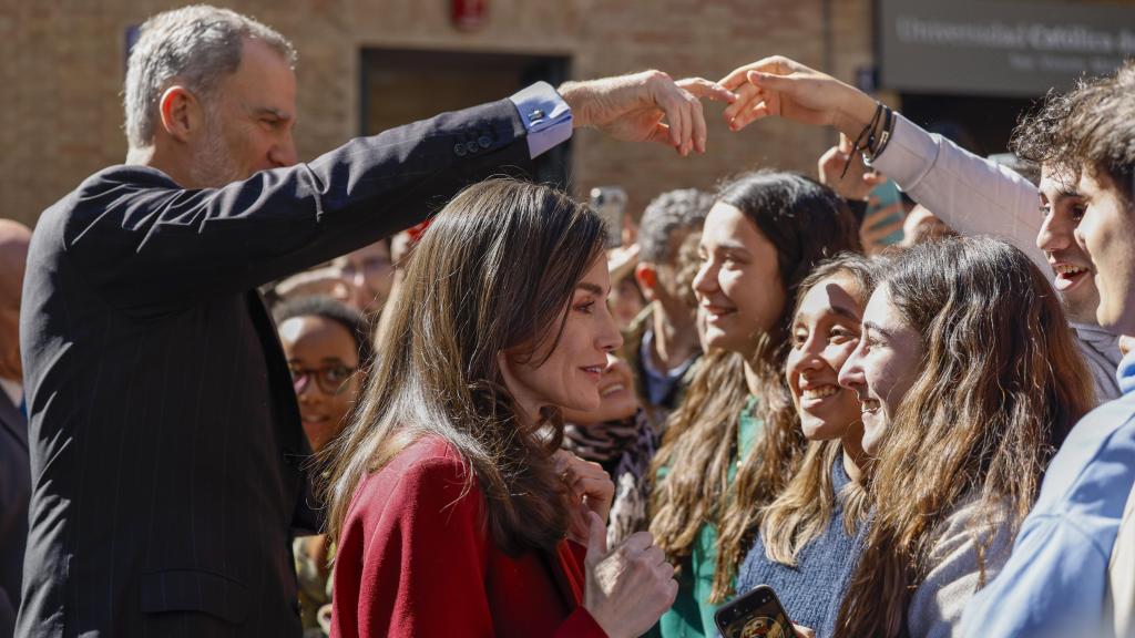 Los reyes Felipe VI y Letizia saludan a estudiantes a su llegada a la reunión mantenida con organizaciones empresariales por la dana en la sede de la CEV. Efe / Ana Escobar