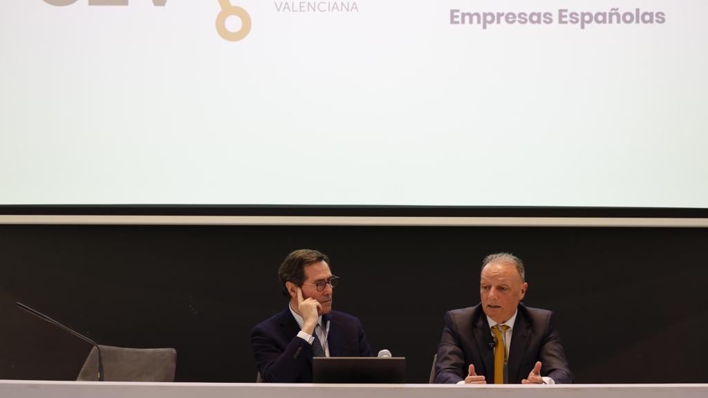 Los presidentes de CEOE, Antonio Garamendi, y de CEV, Salvador Navarro, durante la rueda de prensa posterior la reunión que los reyes han mantenido con la CEV en Valencia. Efe / Ana Escobar
