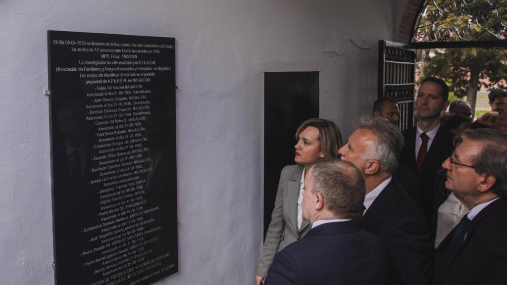 Visita de Pilar Alegría y Víctor Torres al cementerio de Borja