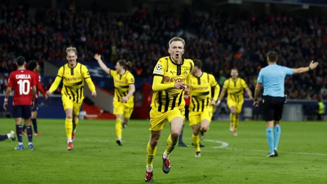 Maximilian Beier celebra su gol contra el Lille.