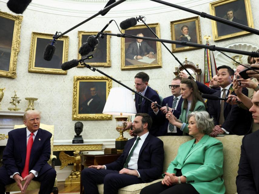 El presidente de EEUU, Donald Trump, se sienta cerca del vicepresidente JD Vance