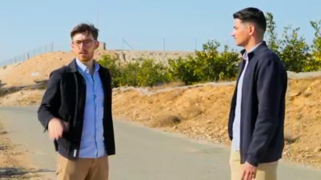 El reportero de la BBC Patrick Fee y el periodista de EL ESPAÑOL de Alicante Jorge Verdú en la escena del crimen, en Rojales.