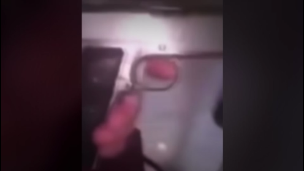 Momento del documental en el que aparece un vídeo de John George con un arma.