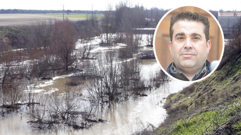 Alberto Sanz, alcalde de Valdestillas, y el río Adaja a su paso por la localidad.