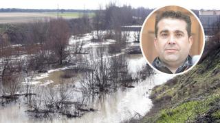 Alberto Sanz, alcalde de Valdestillas, y el río Adaja a su paso por la localidad.