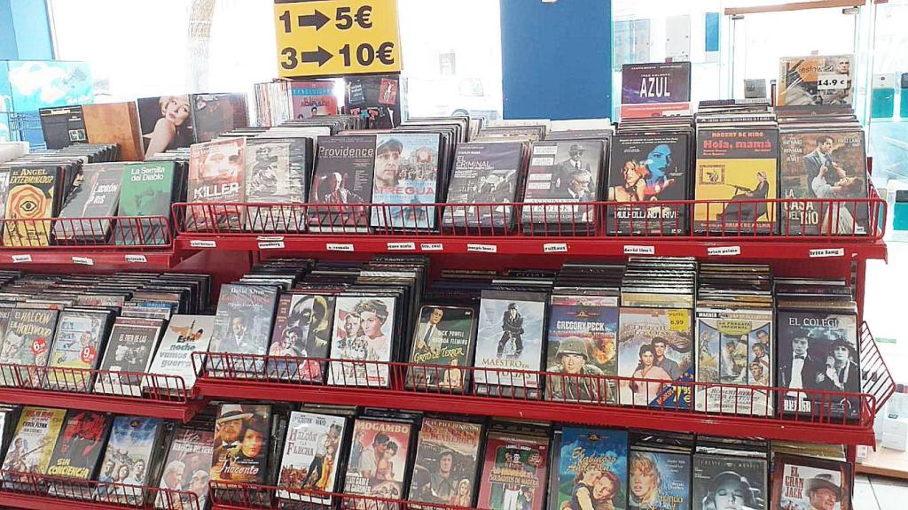 Películas en el interior del videoclub de Miguel