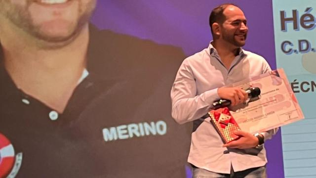 El entrenador de socorrismo vallisoletano Héctor Merino recibiendo el reconocimiento de la Federación de Salvamento de Castilla y León en 2024
