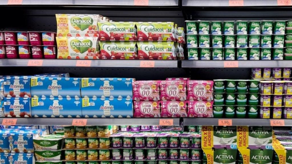 Montaje con varios yogures de supermercado junto a la técnica en nutrición Ana Luzón.