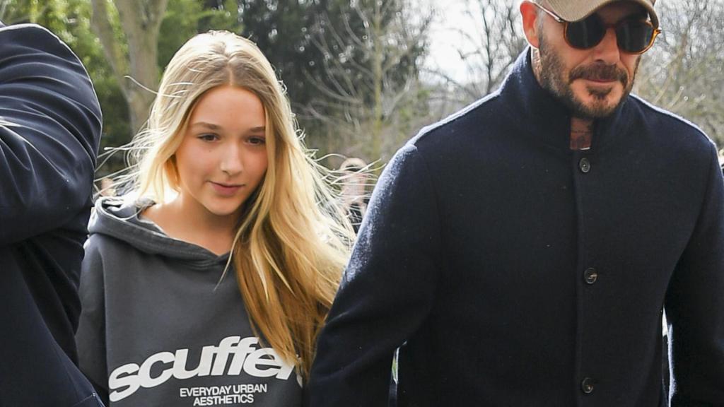 Harper Seven  junto a su padre, David Beckham, luciendo una sudadera de firma española.