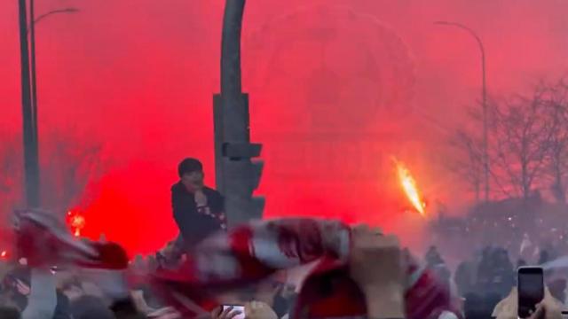 Un momento del recibimiento de los autobuses en la previa del derbi.