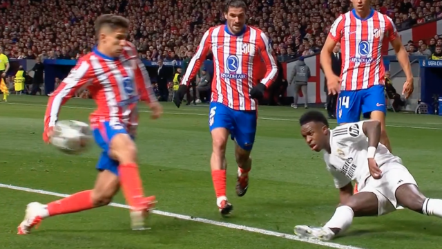 El Real Madrid reclamó penalti por la mano de Simeone.