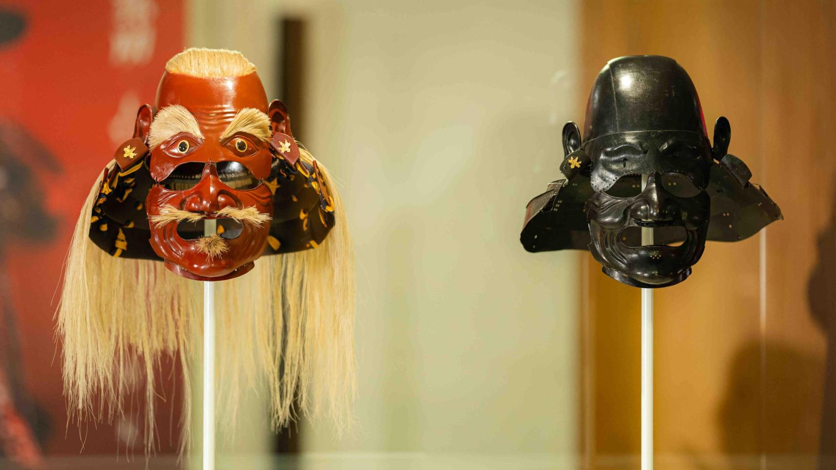 El facsímil creado por Factum arte (izquierda) y el kabuto original carbonizado (derecha). Foto: Vsmphotoevents