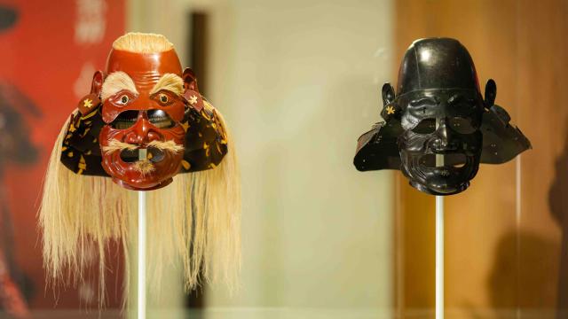 El facsímil creado por Factum arte (izquierda) y el kabuto original carbonizado (derecha). Foto: Vsmphotoevents