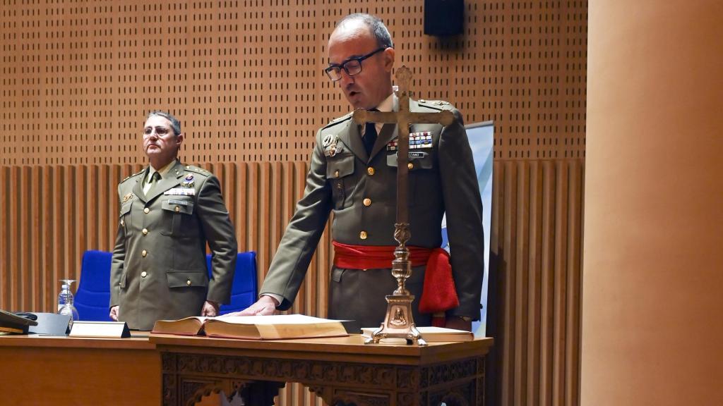 El general de brigada Francisco Germán Martínez jurando su cargo.