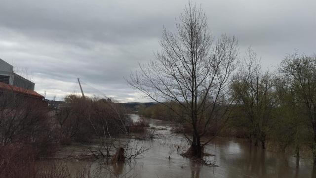 El río Tajo desbordado a su paso por Talavera de la Reina.