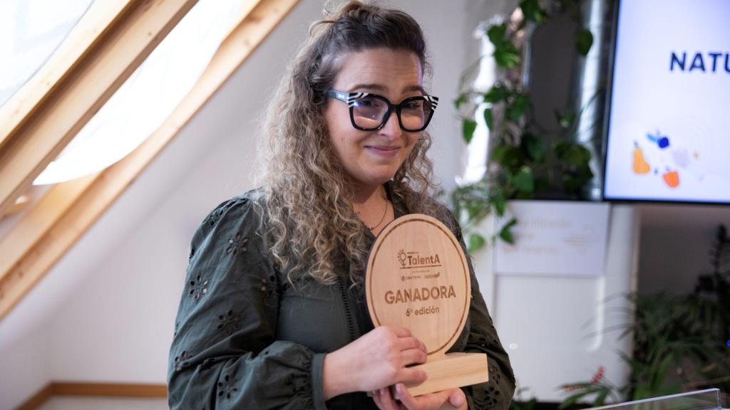 Sara de Blas con el galardón del Programa TalentA.