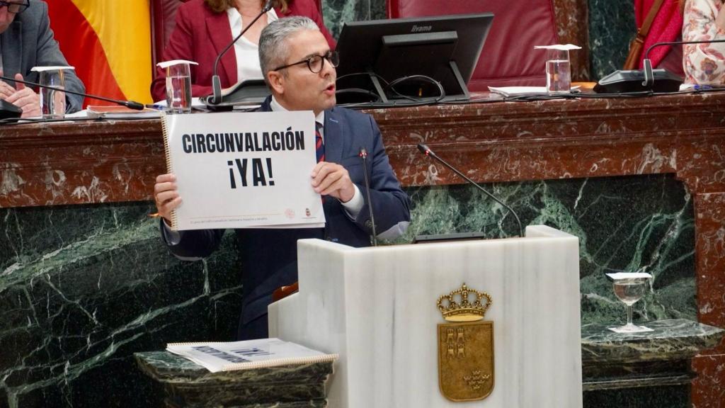 El diputado autonómico del PP, Jesús Cano, defiende en la Asamblea Regional la construcción de la circunvalación en la RM-1 propuesta por el Ayuntamiento de Santomera.