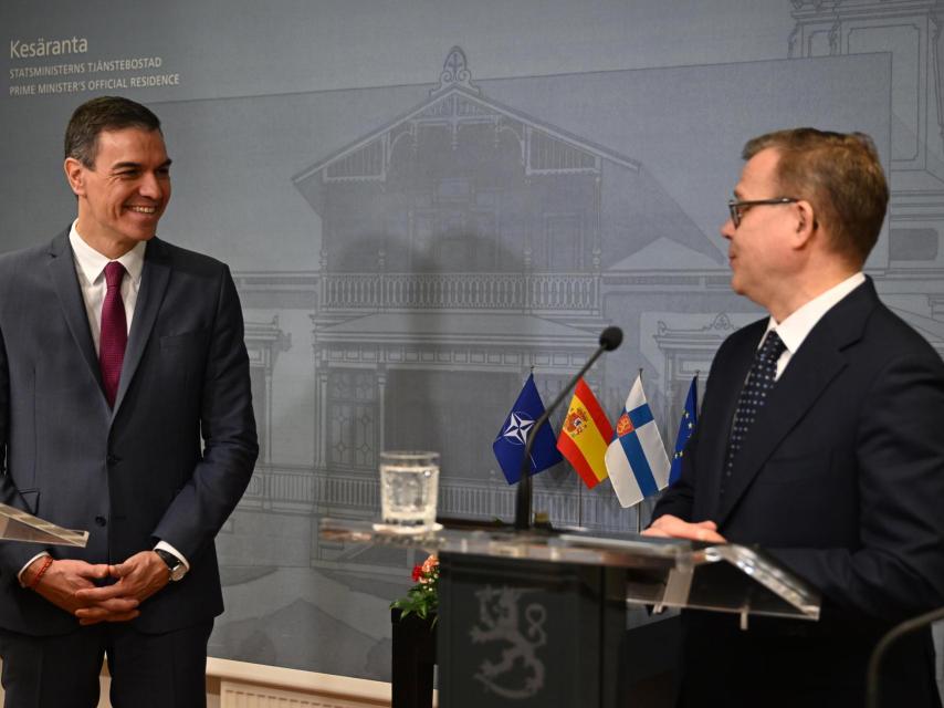 Pedro Sánchez, presidente del Gobierno, durante su rueda de prensa conjunta con Petteri Orpo, primer ministro de Finlandia, en Helsinki.
