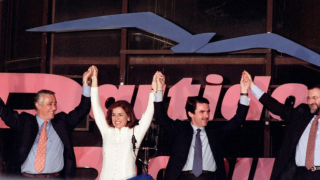 Javier Arenas, Ana Botella, José María Aznar y Mariano Rajoy el 12 de marzo de 2000 en saludan en el balcón de Génova, sede del PP.