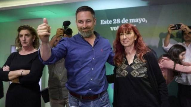 El líder de Vox, Santiago Abascal, junto a Maite Nosti, durante la campaña de las elecciones forales en 2023.