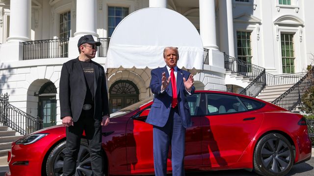 El presidente de Estados Unidos, Donald Trump, habla con los medios junto al director ejecutivo de Tesla, Elon Musk, en la Casa Blanca.