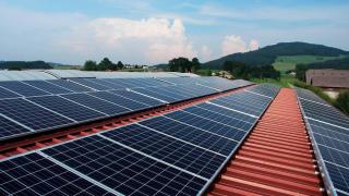 Paneles fotovoltaicos sobre el tejado.