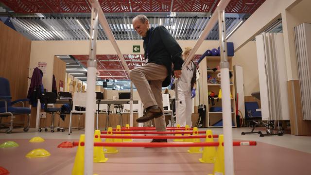 Un paciente del centro de día de ELA del Zendal recibiendo rehabilitación.